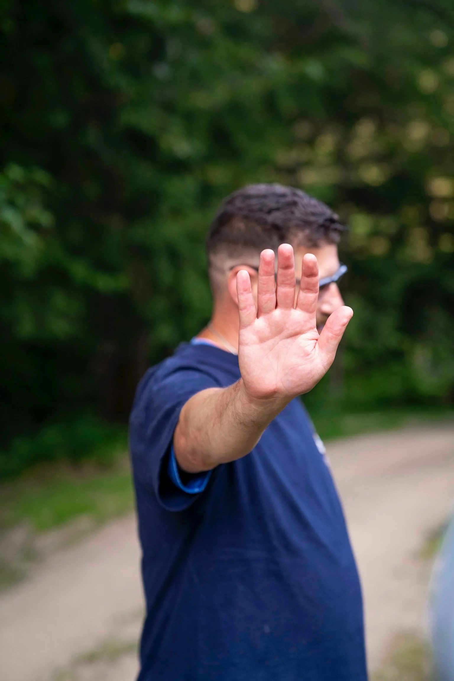 Een opgestoken hand maakt een stopgebaar.