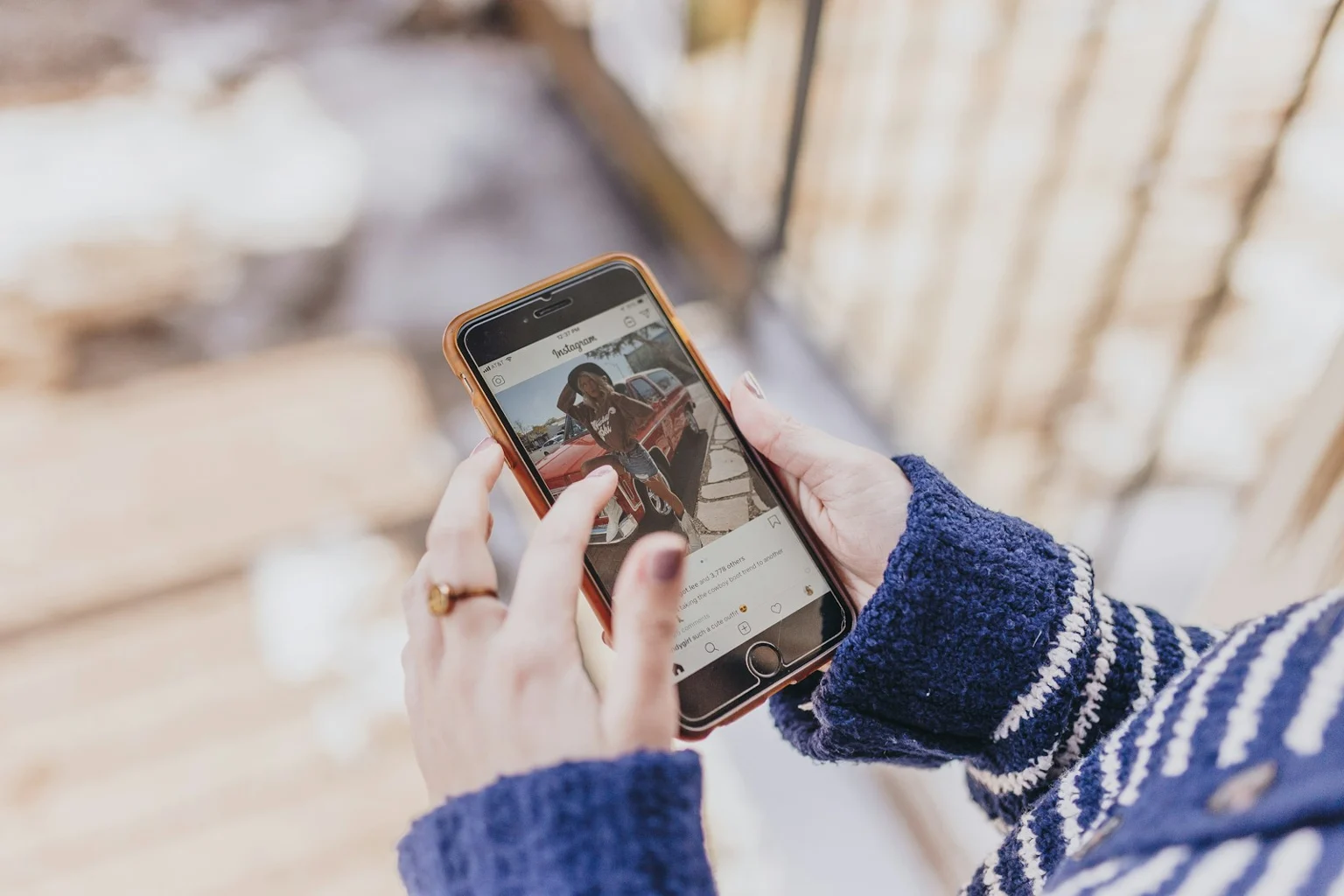 Iemand bekijkt foto’s op een smartphone.